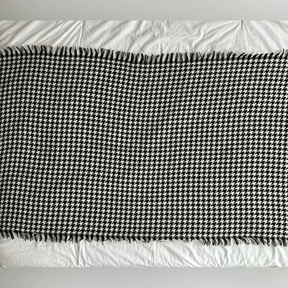 ✨ SOLD ✨ EUC Akira Chicago Red Label Black White Houndstooth Fringe Long Scarf - Picture 3 of 8